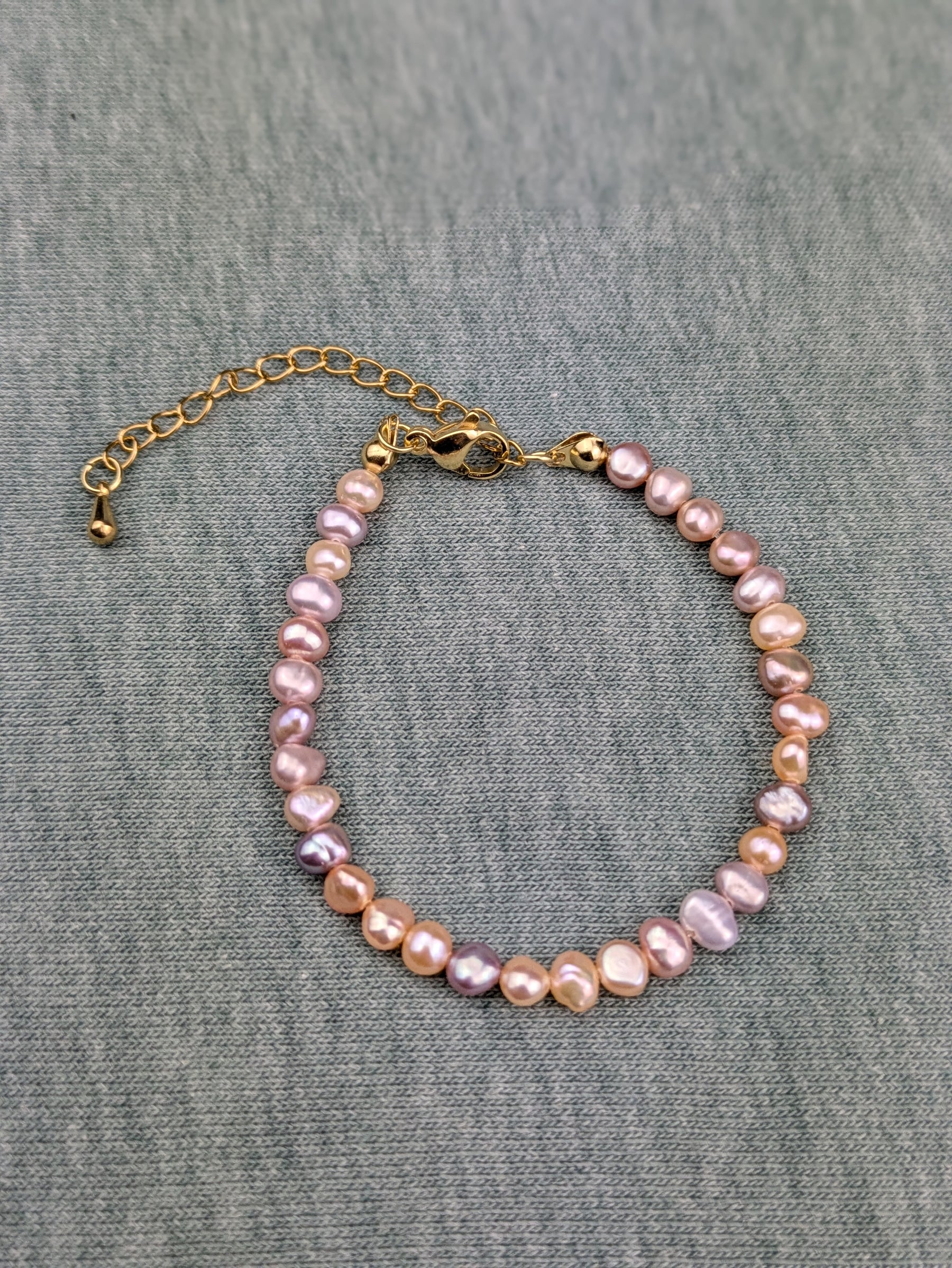 Vergoldetes Armband mit violetten Süßwasserperlen Klasse 5A und Sonnenanhänger • Sweety • dezente personalisierte boho Armkette