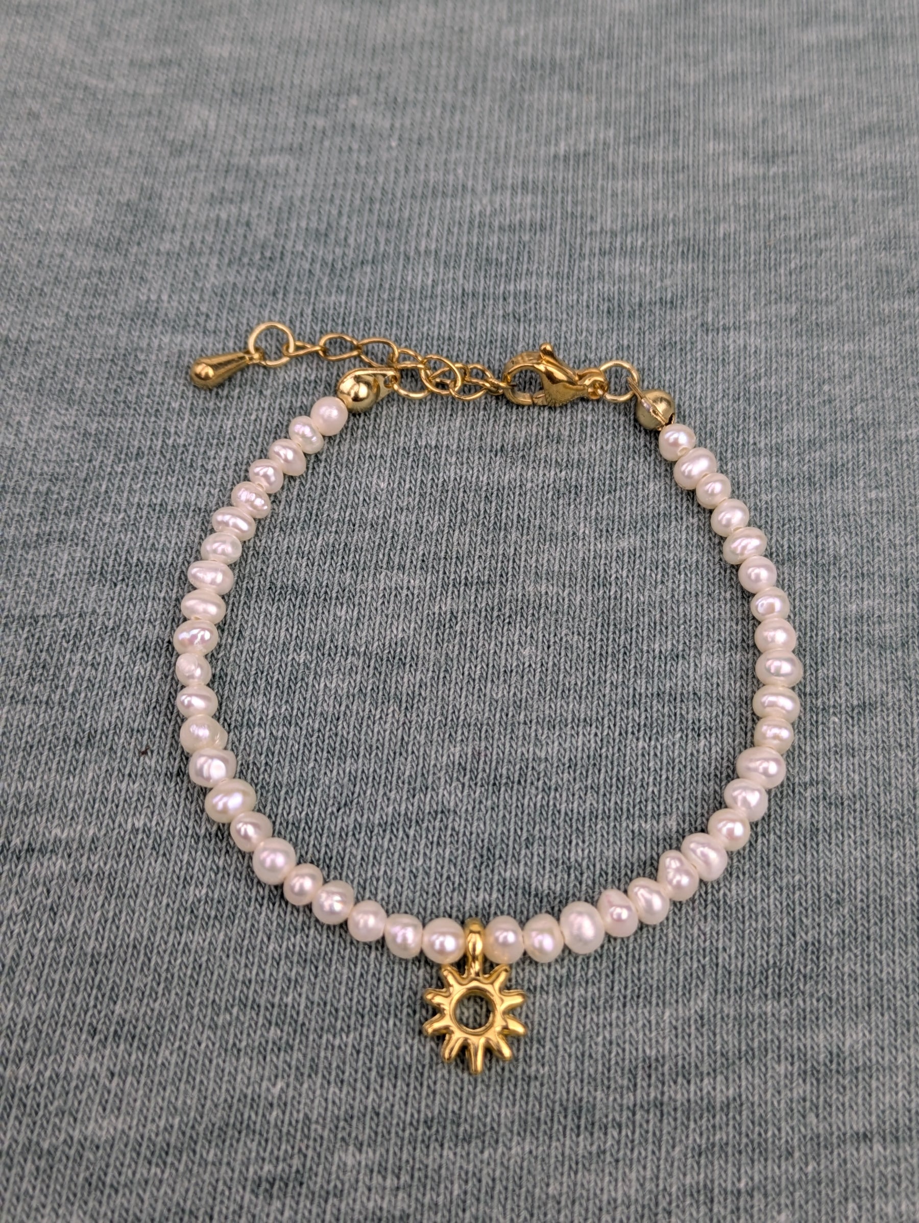Vergoldetes Armband mit Süßwasserperlen Klasse 5A und Sonnenanhänger • Sweety • dezente personalisierte boho Armkette