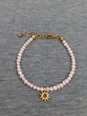 Vergoldetes Armband mit Süßwasserperlen Klasse 5A und Sonnenanhänger • Sweety • dezente personalisierte boho Armkette