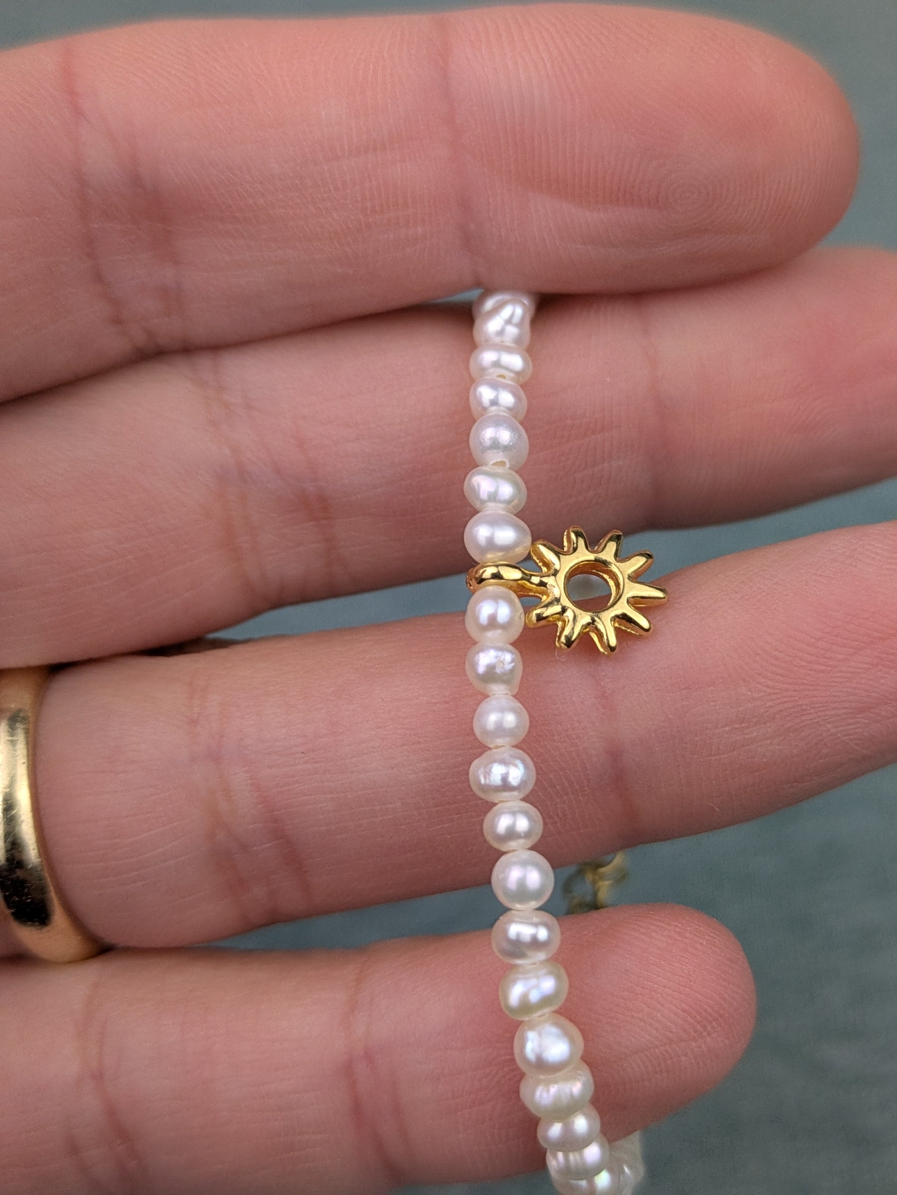 Vergoldetes Armband mit Süßwasserperlen Klasse 5A und Sonnenanhänger • Sweety • dezente personalisierte boho Armkette