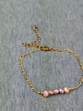Vergoldetes Armband mit Süßwasserperlen  • Amira • dezentes personalisierte boho Armkette