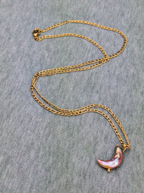 Feine Halskette mit Süßwasserperle Mondhalskette • Moonheart • zarte minimalistische Kette im boho Style