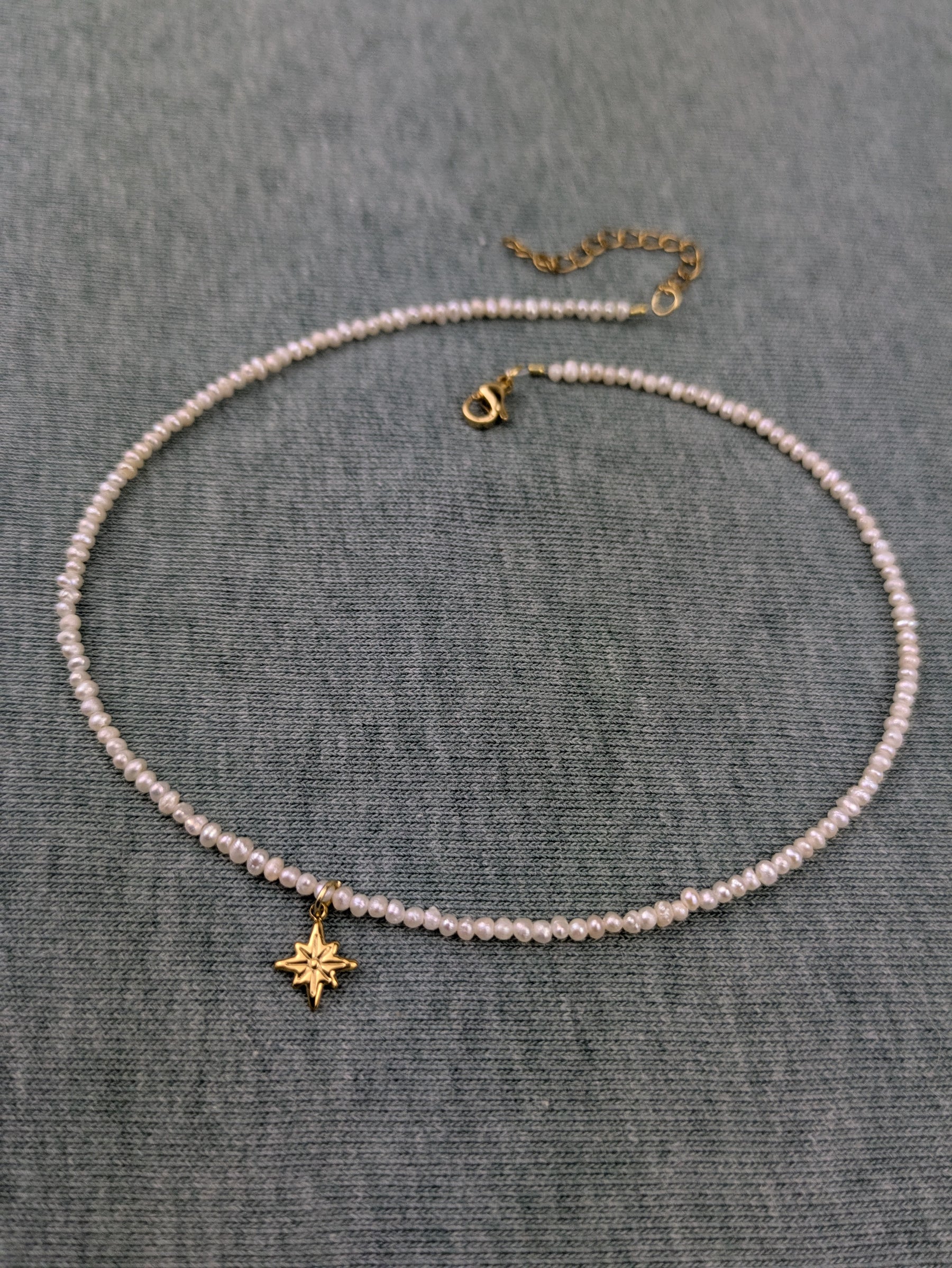 Boho Süßwasserperlen Kette Klasse 5A 24 Karat vergoldet • Amira • Halskette mit Goldornament