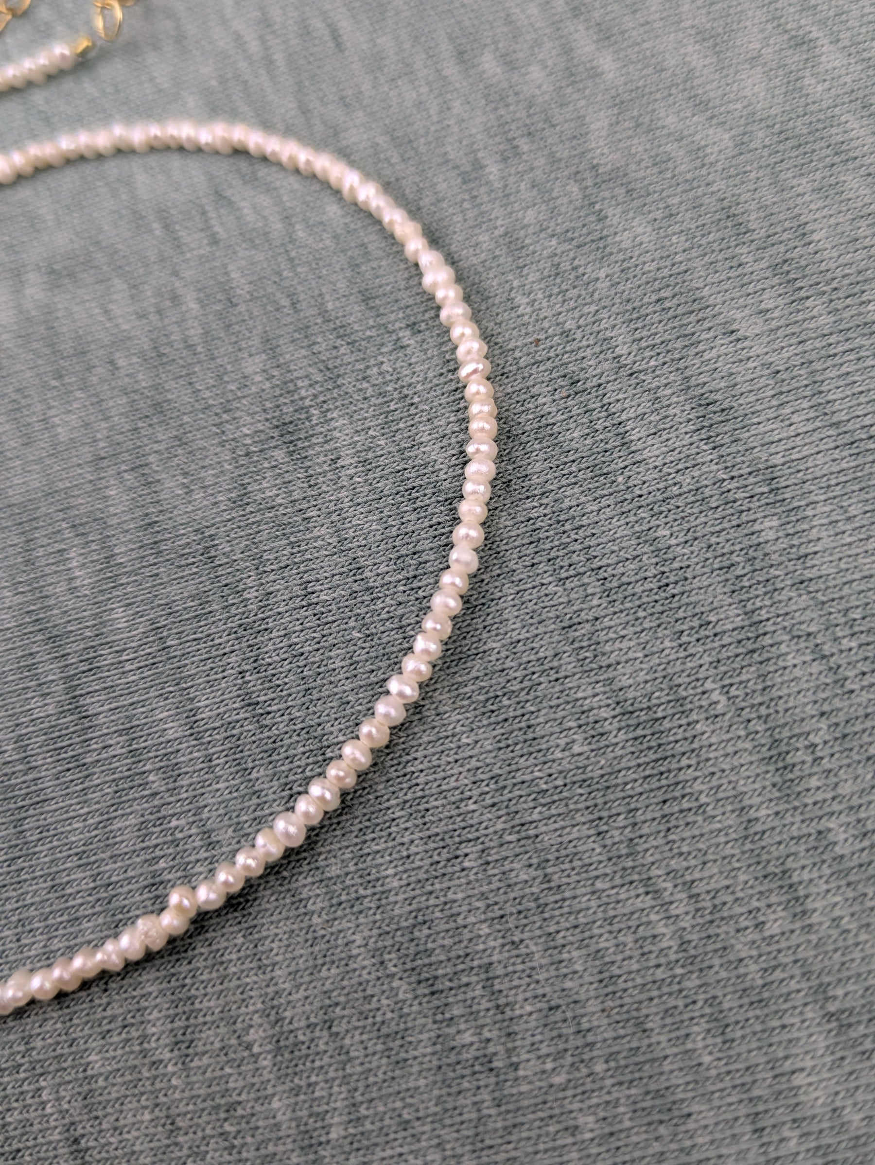 Boho Süßwasserperlen Kette Klasse 5A 24 Karat vergoldet • Amira • Halskette mit Goldornament