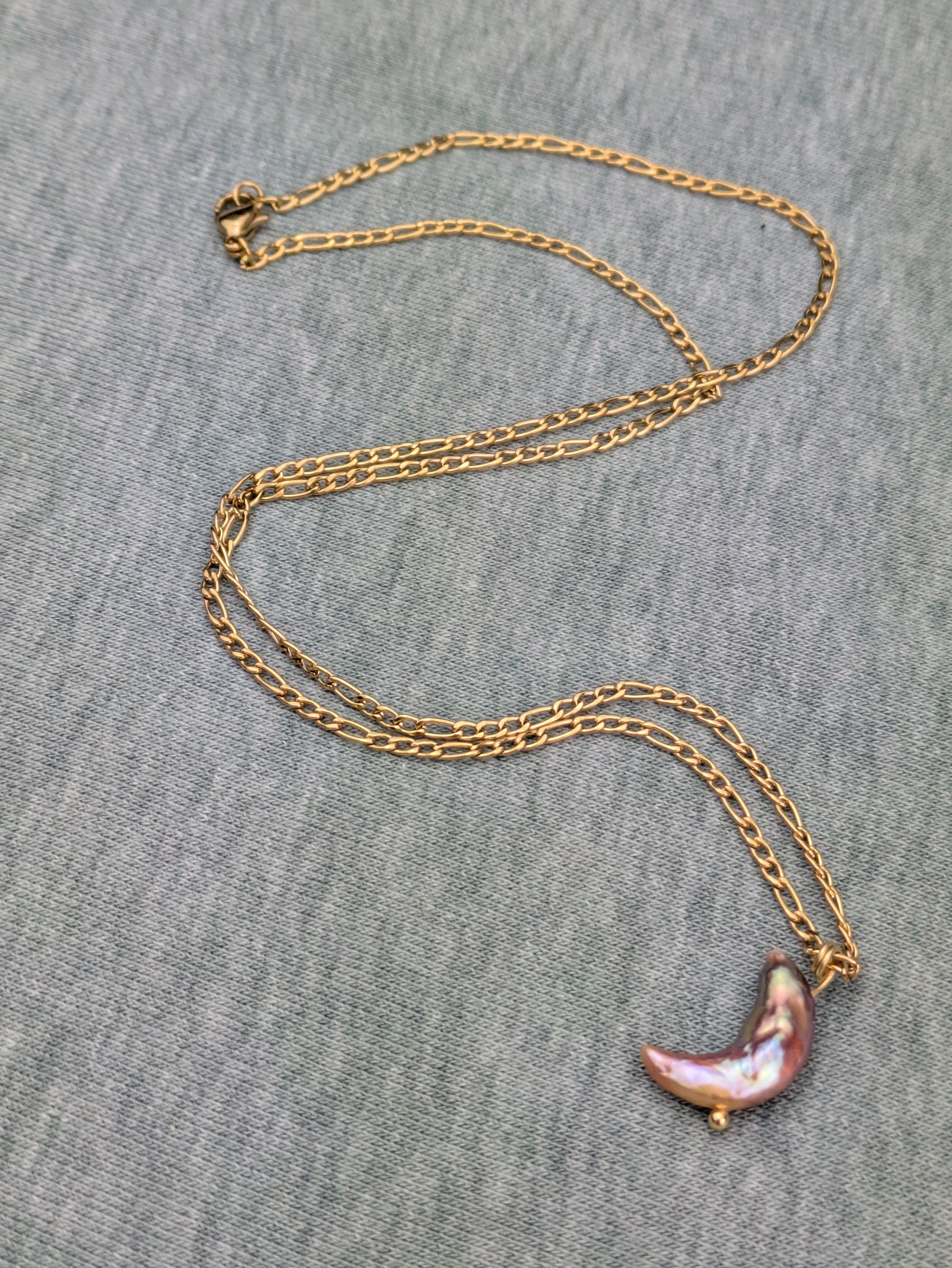 Feine Halskette mit Süßwasserperle Mondhalskette • Moonheart • zarte minimalistische Kette im boho Style
