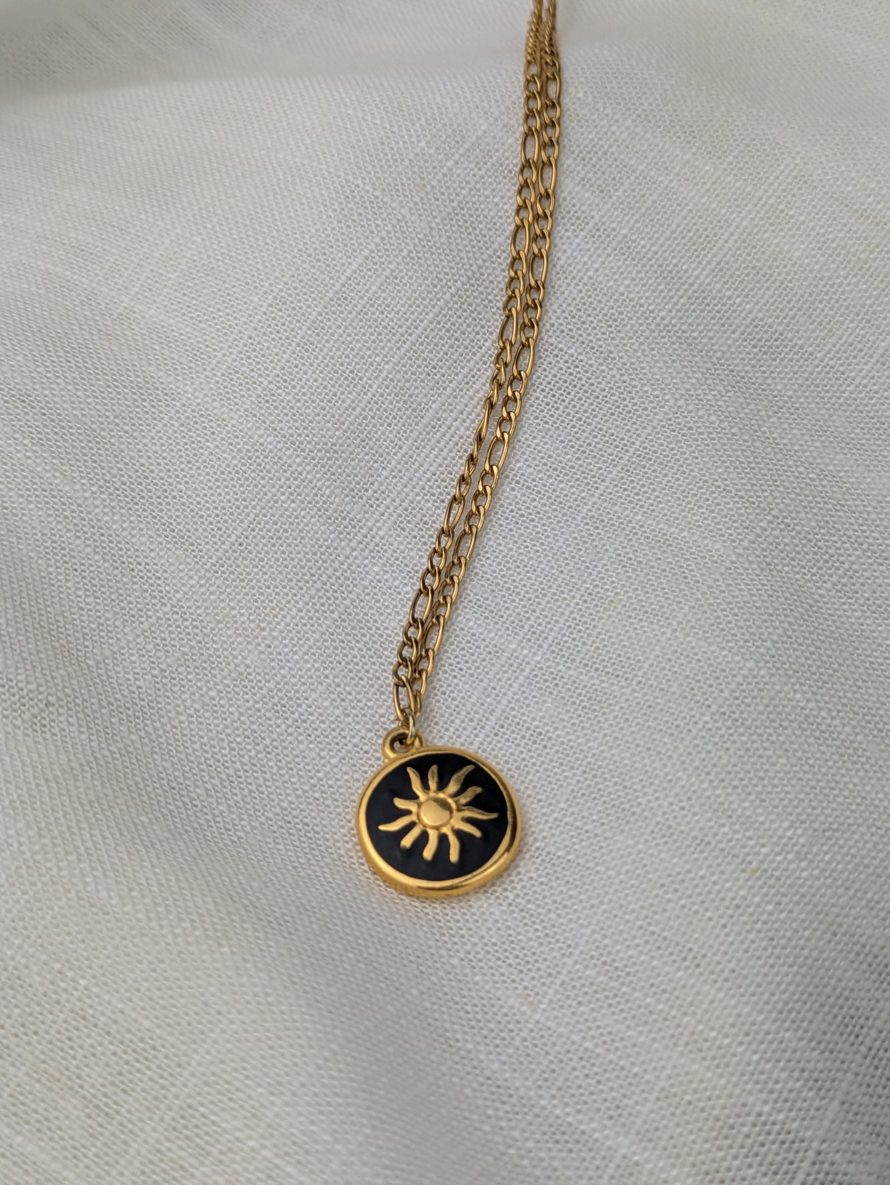Feine Edelstahl Halskette mit 24 Karat vergoldeter Sonne • Sunny • zarte minimalistische Kette im boho Style