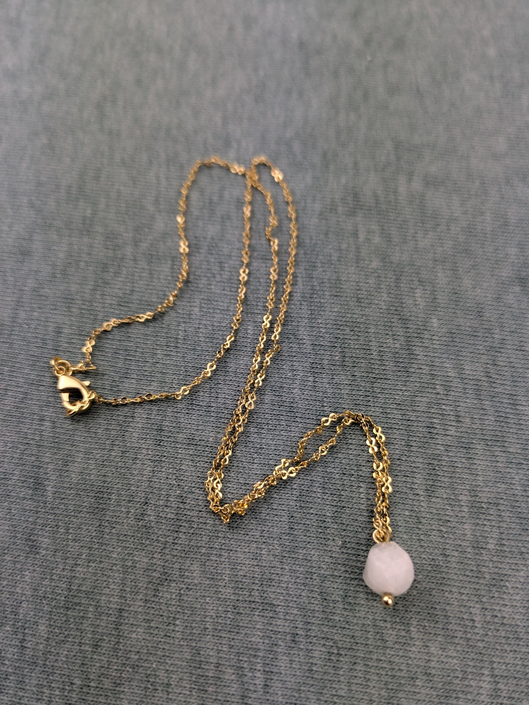 18 Karat vergoldetes Gliederkettchen mit Zirkon Anhänger • Shiva • modernes Goldkettchen im Boho stil