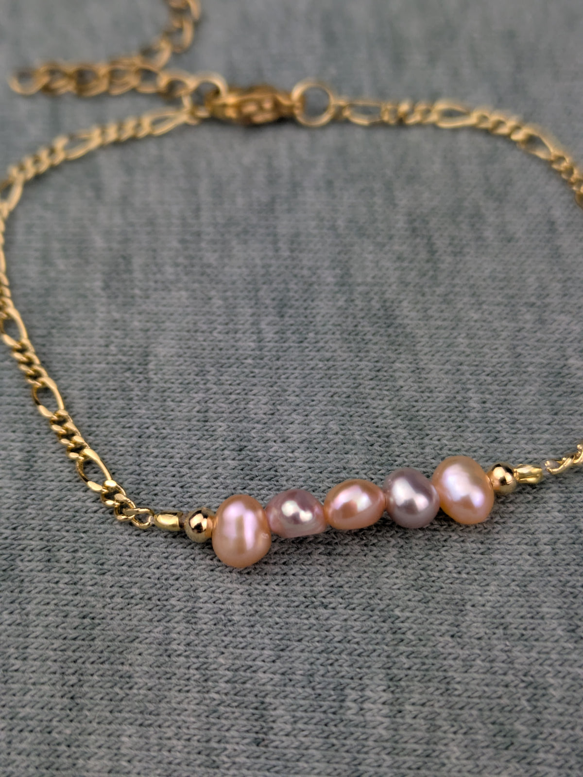 Vergoldetes Armband mit Süßwasserperlen  • Amira • dezentes personalisierte boho Armkette