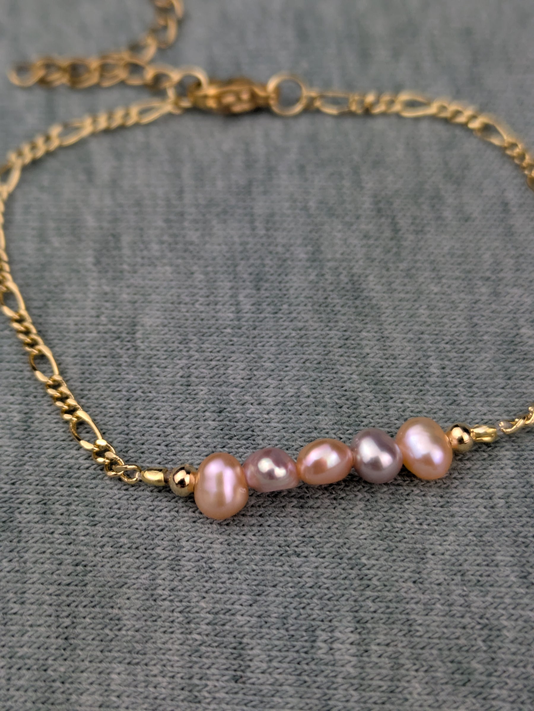 Vergoldetes Armband mit Süßwasserperlen  • Amira • dezentes personalisierte boho Armkette