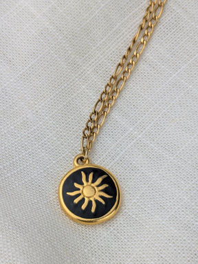 Feine Edelstahl Halskette mit 24 Karat vergoldeter Sonne • Sunny • zarte minimalistische Kette im boho Style
