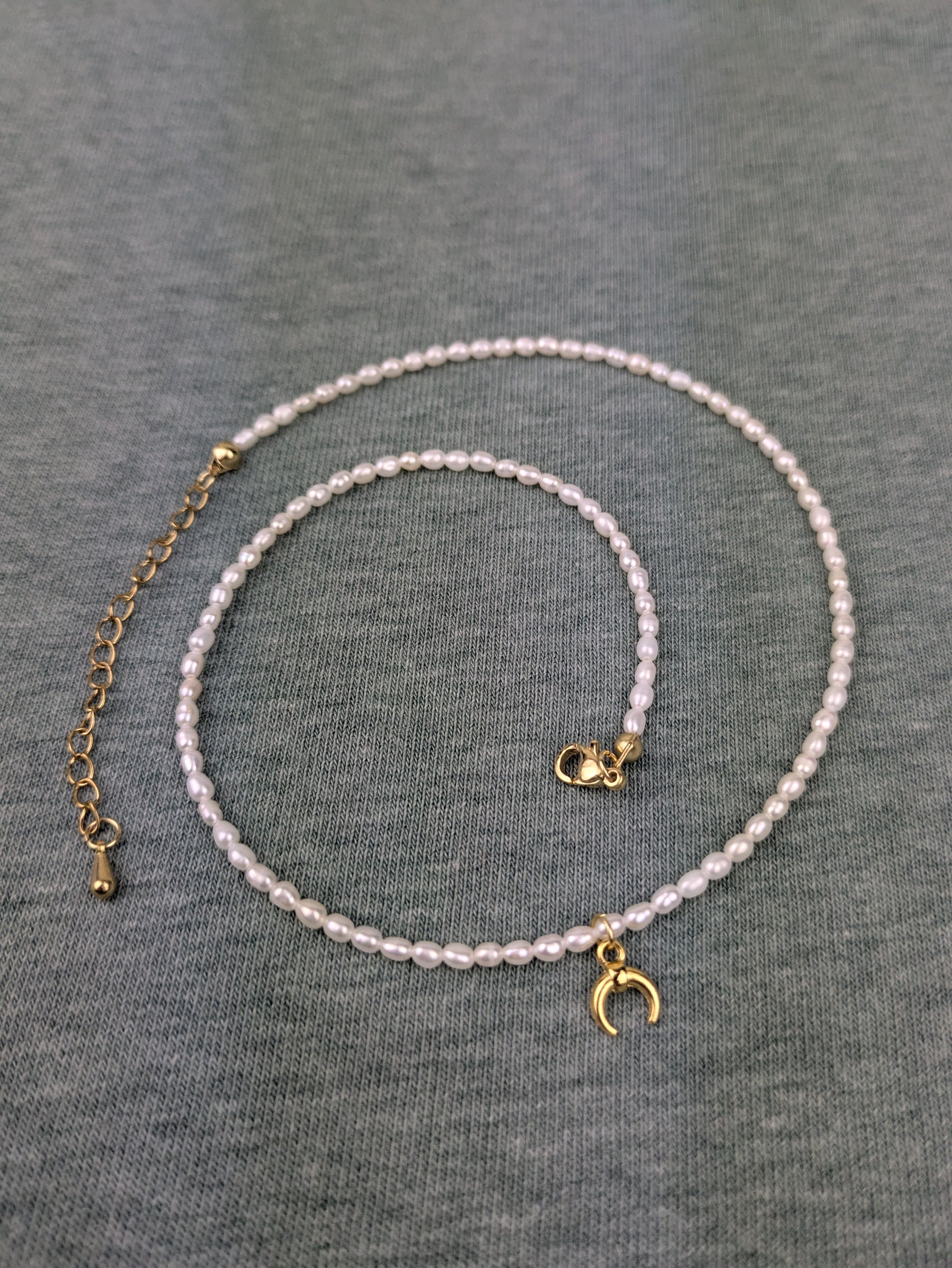 Boho Süßwasserperlen Kette Klasse 5A 24 Karat vergoldet • Amira • Halskette mit Goldornament