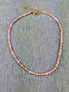 Boho violette Süßwasserperlen Kette Klasse 5A 24 Karat vergoldet • Amira • Halskette mit Goldornament