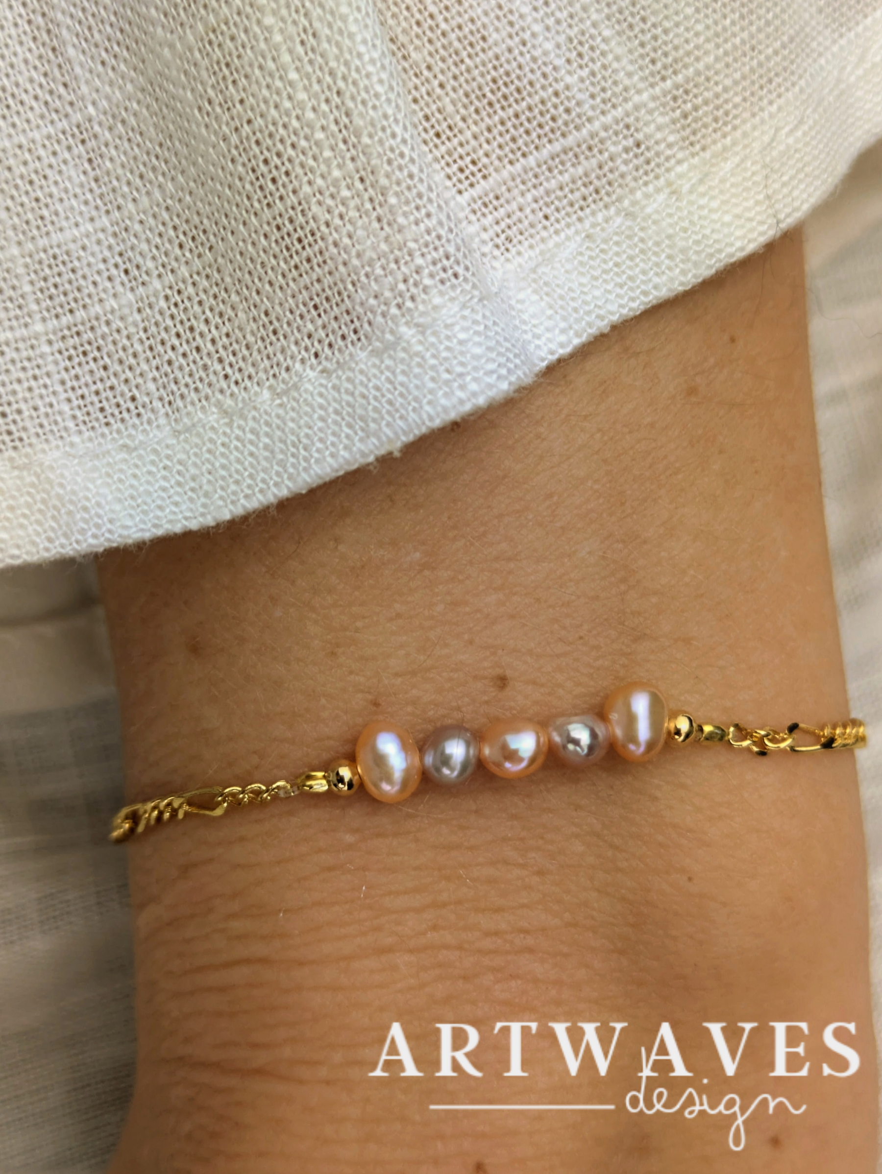 Vergoldetes Armband mit Süßwasserperlen  • Amira • dezentes personalisierte boho Armkette