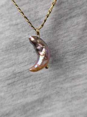 Feine Halskette mit Süßwasserperle Mondhalskette • Moonheart • zarte minimalistische Kette im boho Style