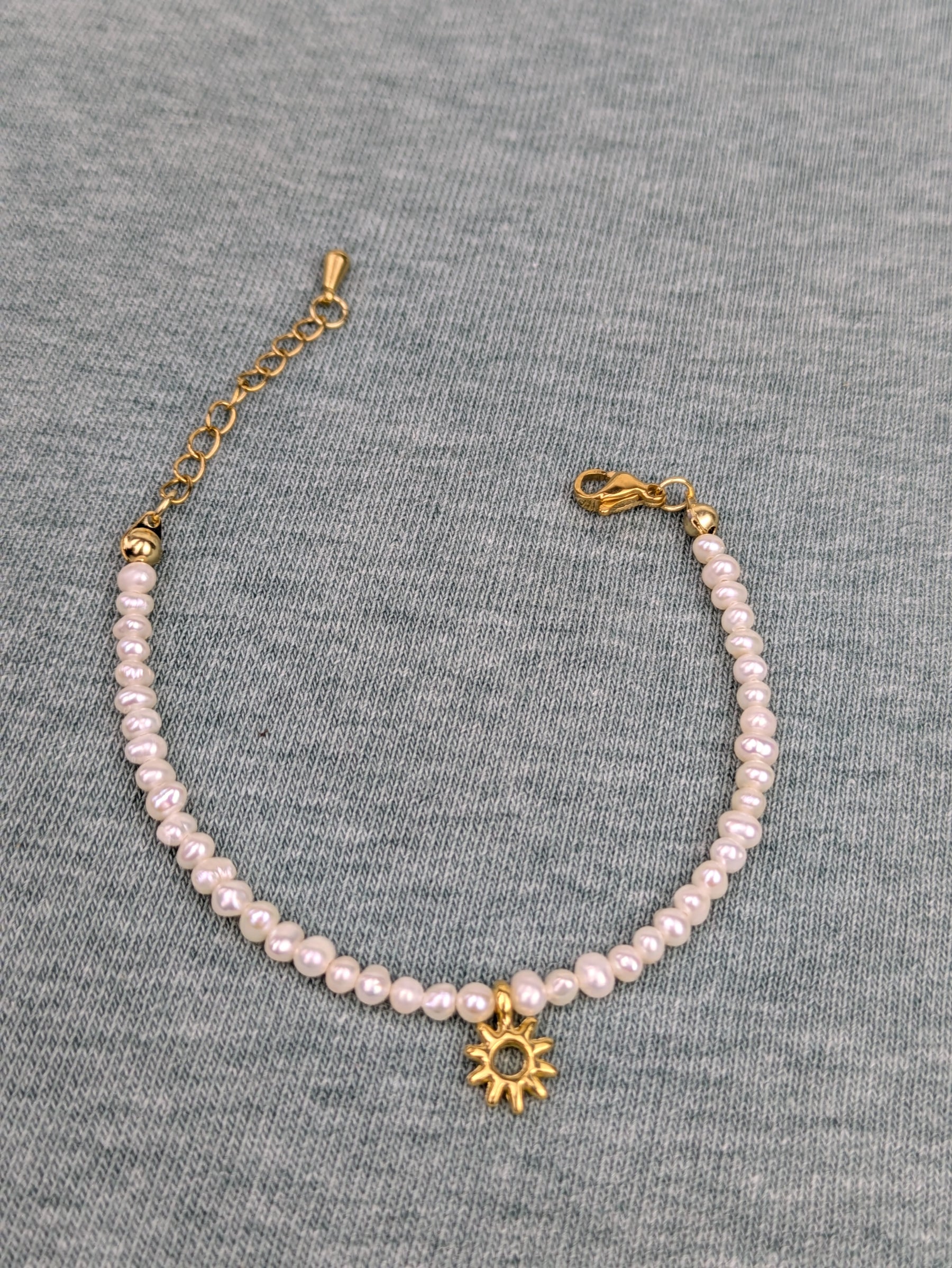 Vergoldetes Armband mit Süßwasserperlen Klasse 5A und Sonnenanhänger • Sweety • dezente personalisierte boho Armkette