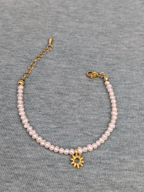 Vergoldetes Armband mit Süßwasserperlen Klasse 5A und Sonnenanhänger • Sweety • dezente personalisierte boho Armkette