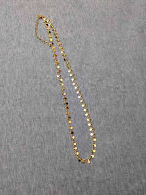 18 Karat vergoldete Kette mit kleinen Plättchen • Cera • moderne Halskette im Boho stil