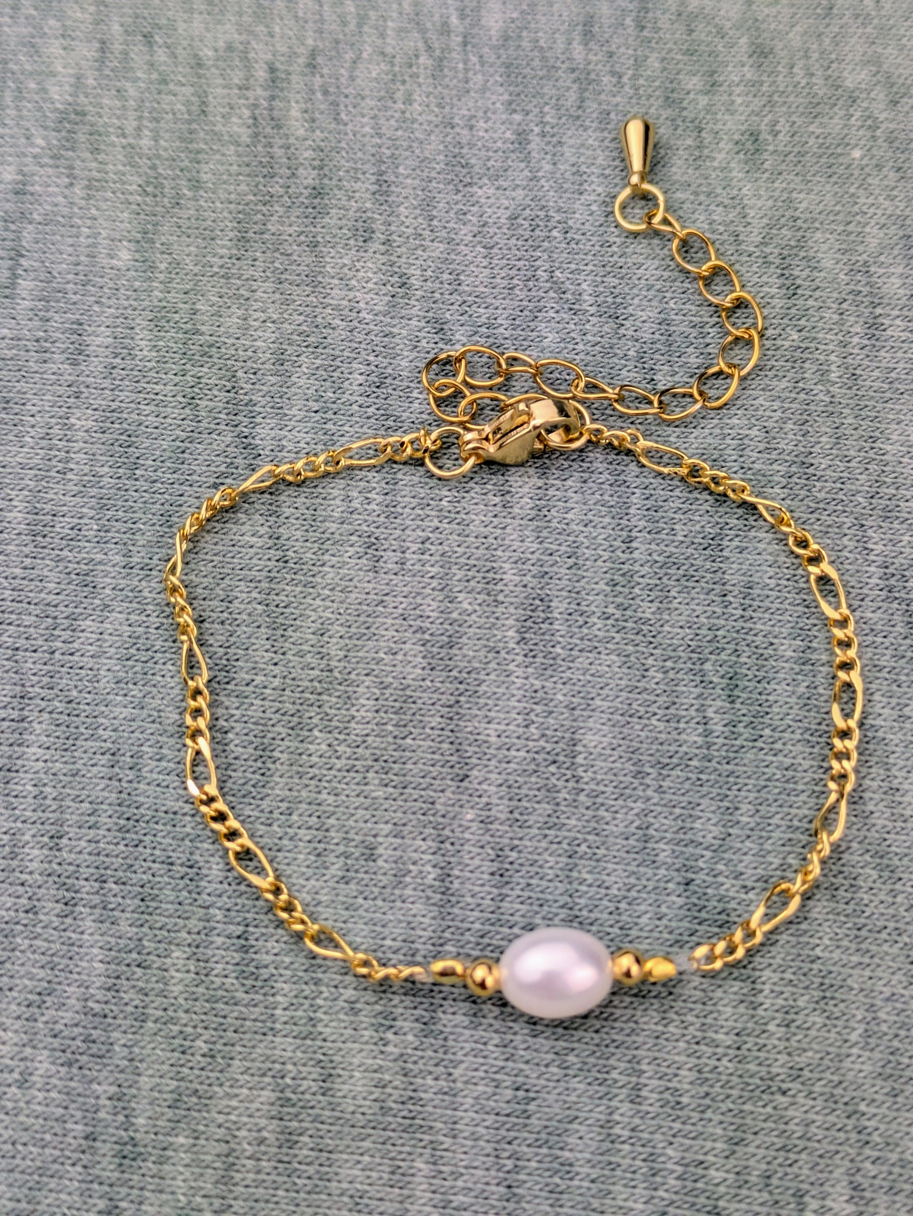 Vergoldetes Armband mit Süßwasserperlen  • Amira • dezentes personalisierte boho Armkette