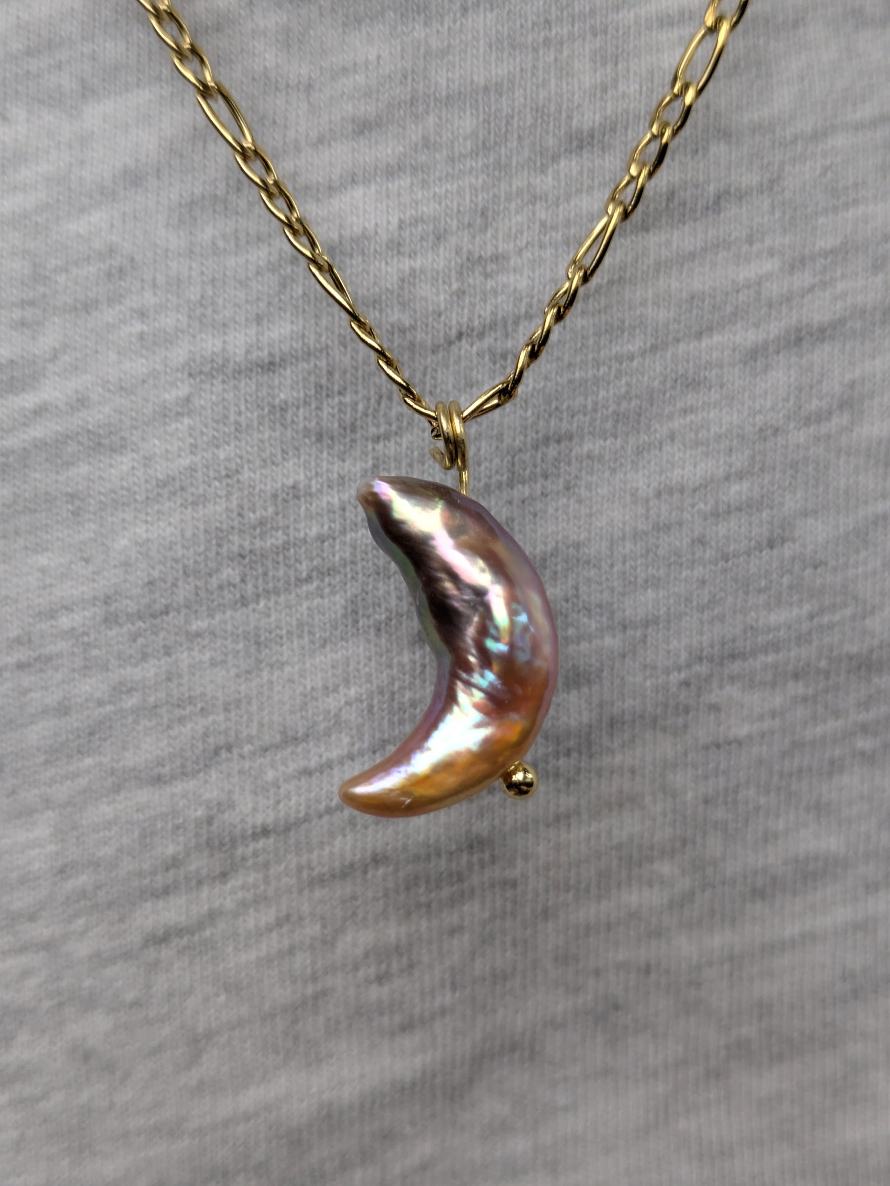 Feine Halskette mit Süßwasserperle Mondhalskette • Moonheart • zarte minimalistische Kette im boho Style