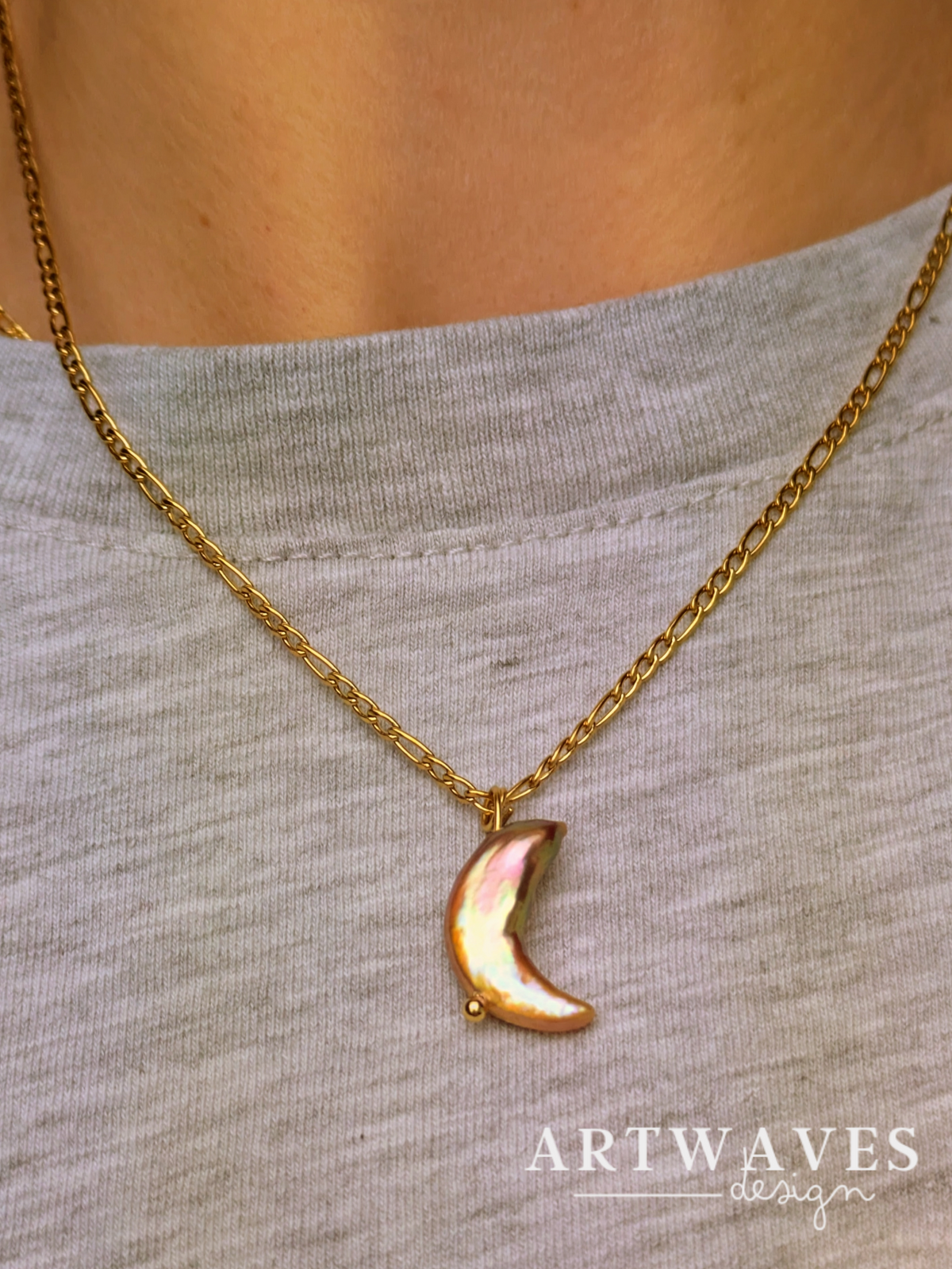 Feine Halskette mit Süßwasserperle Mondhalskette • Moonheart • zarte minimalistische Kette im boho Style