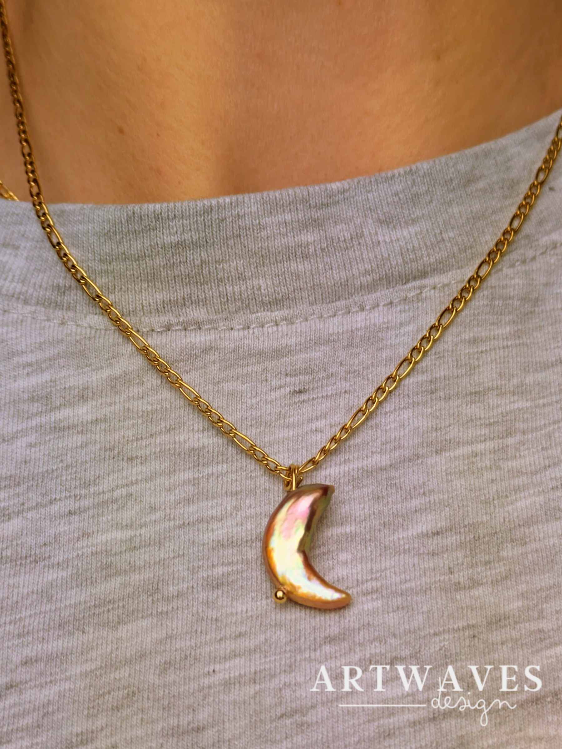 Feine Halskette mit Süßwasserperle Mondhalskette • Moonheart • zarte minimalistische Kette im boho Style
