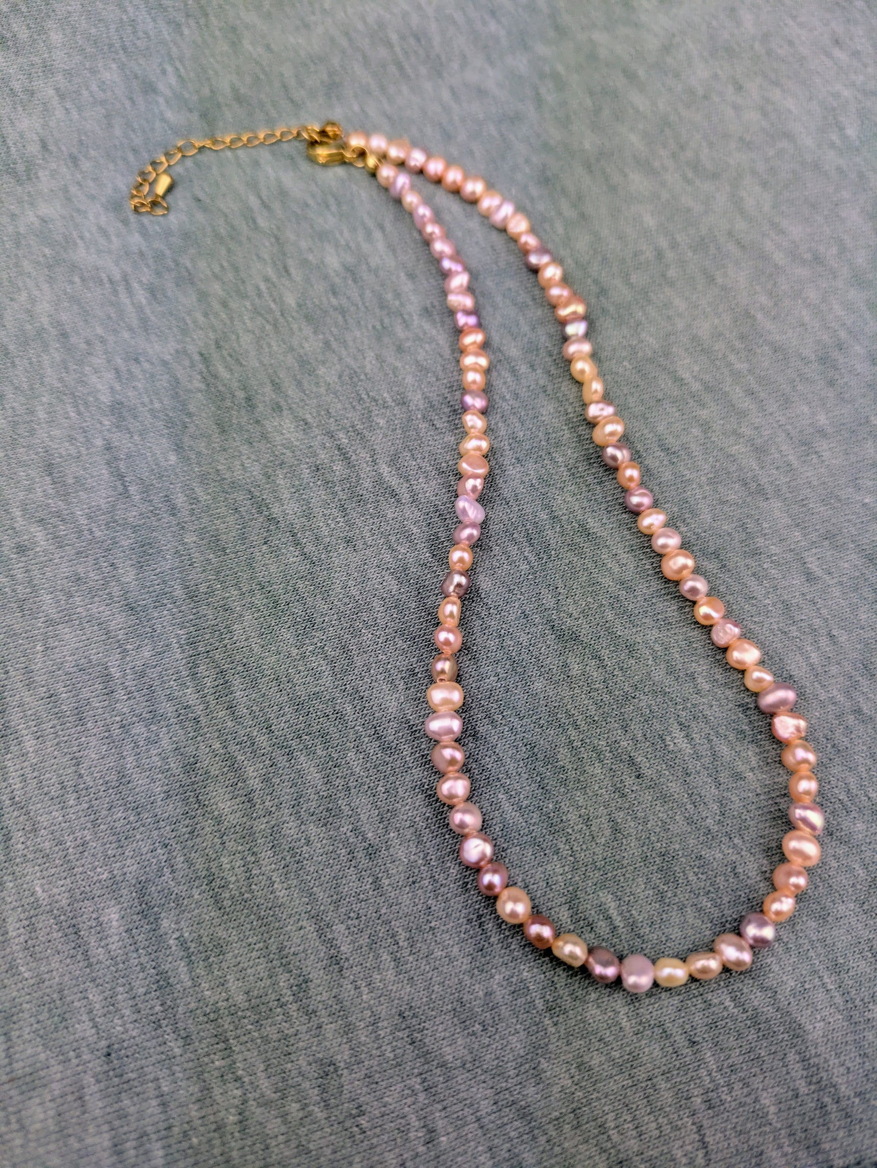 Boho violette Süßwasserperlen Kette Klasse 5A 24 Karat vergoldet • Amira • Halskette mit Goldornament