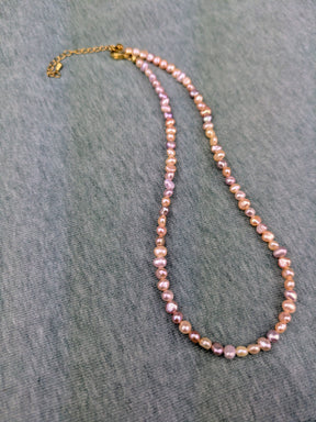 Boho violette Süßwasserperlen Kette Klasse 5A 24 Karat vergoldet • Amira • Halskette mit Goldornament