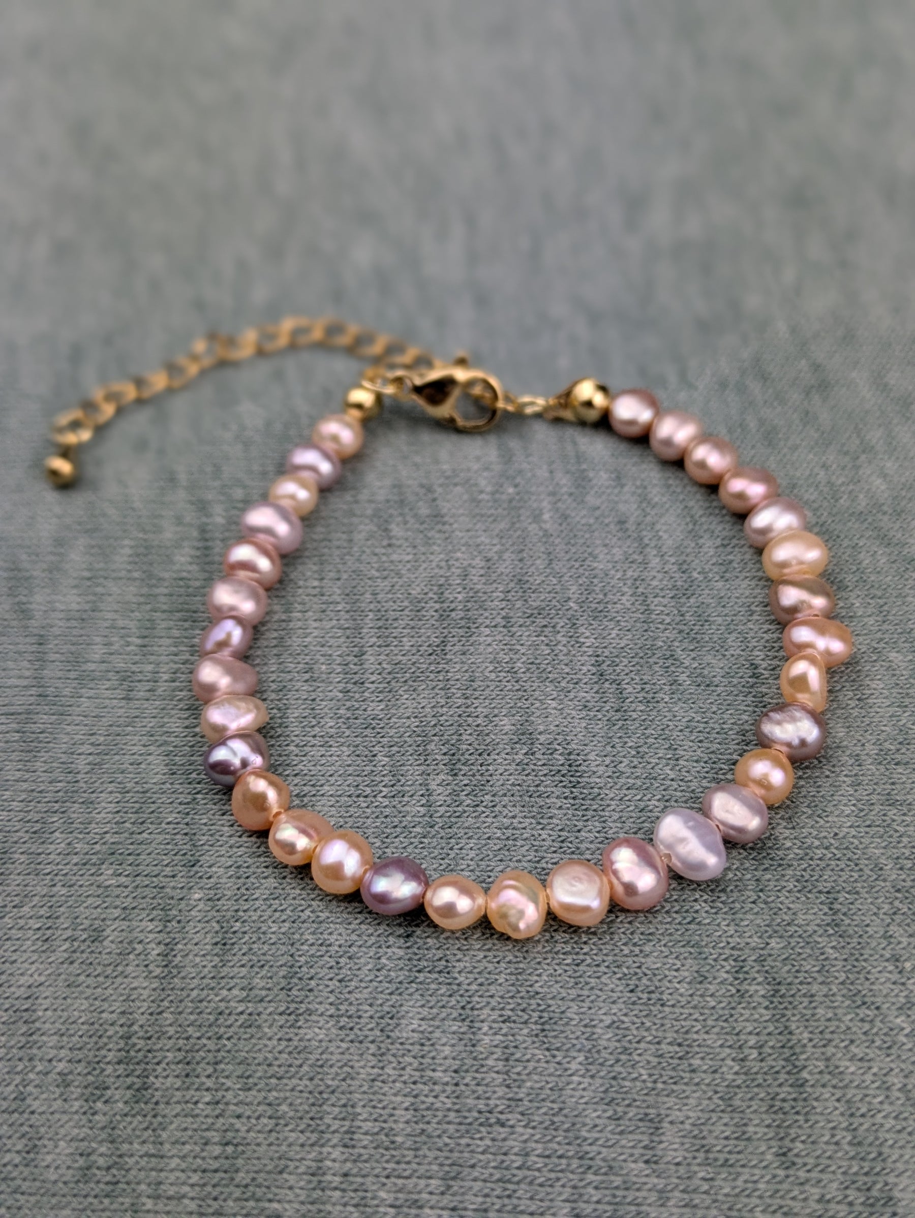 Vergoldetes Armband mit violetten Süßwasserperlen Klasse 5A und Sonnenanhänger • Sweety • dezente personalisierte boho Armkette