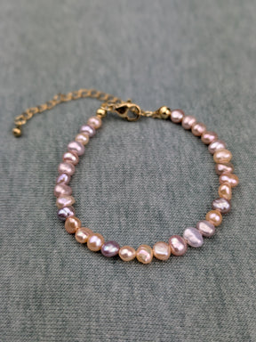 Vergoldetes Armband mit violetten Süßwasserperlen Klasse 5A und Sonnenanhänger • Sweety • dezente personalisierte boho Armkette