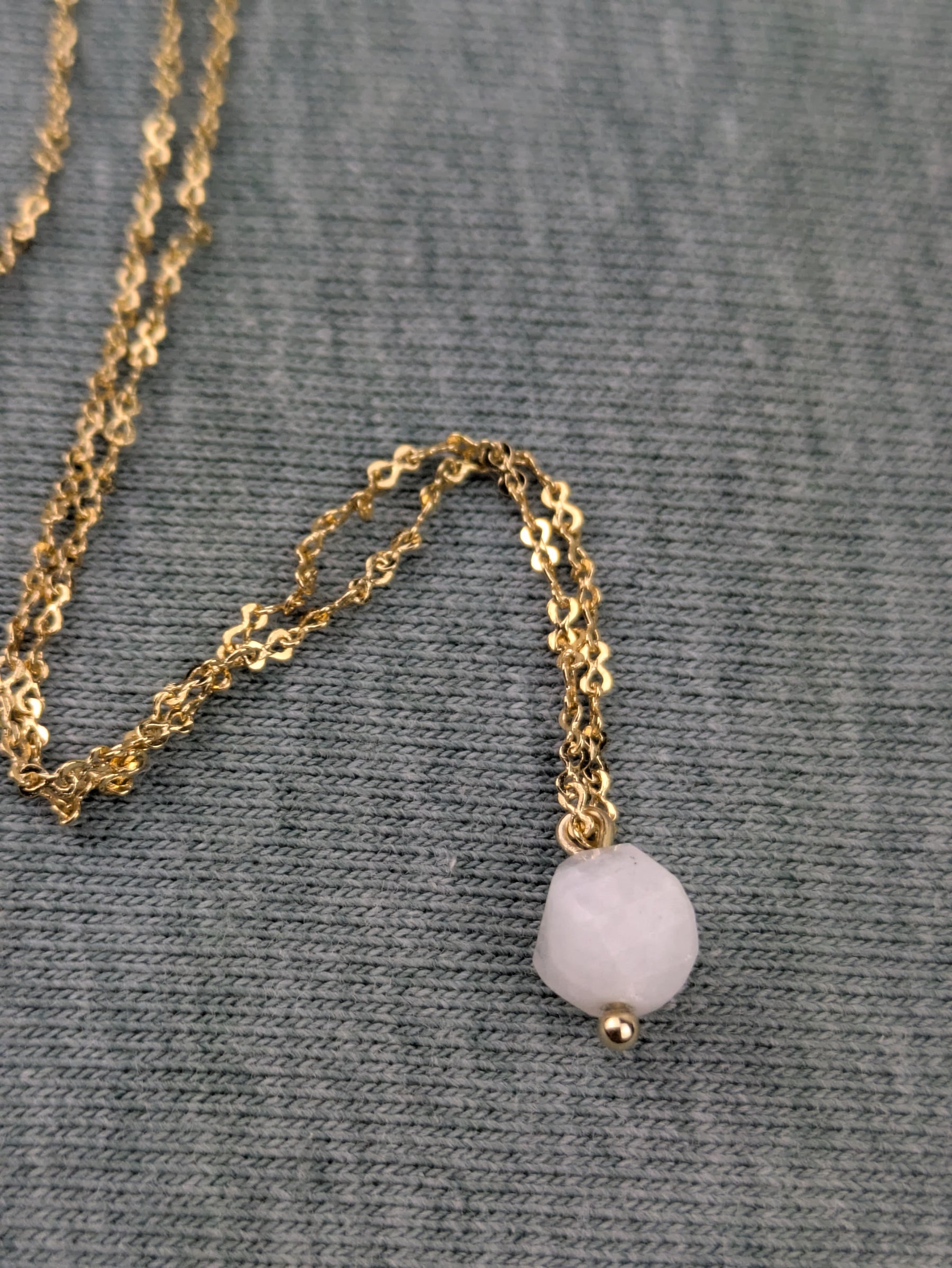 18 Karat vergoldetes Gliederkettchen mit Zirkon Anhänger • Shiva • modernes Goldkettchen im Boho stil