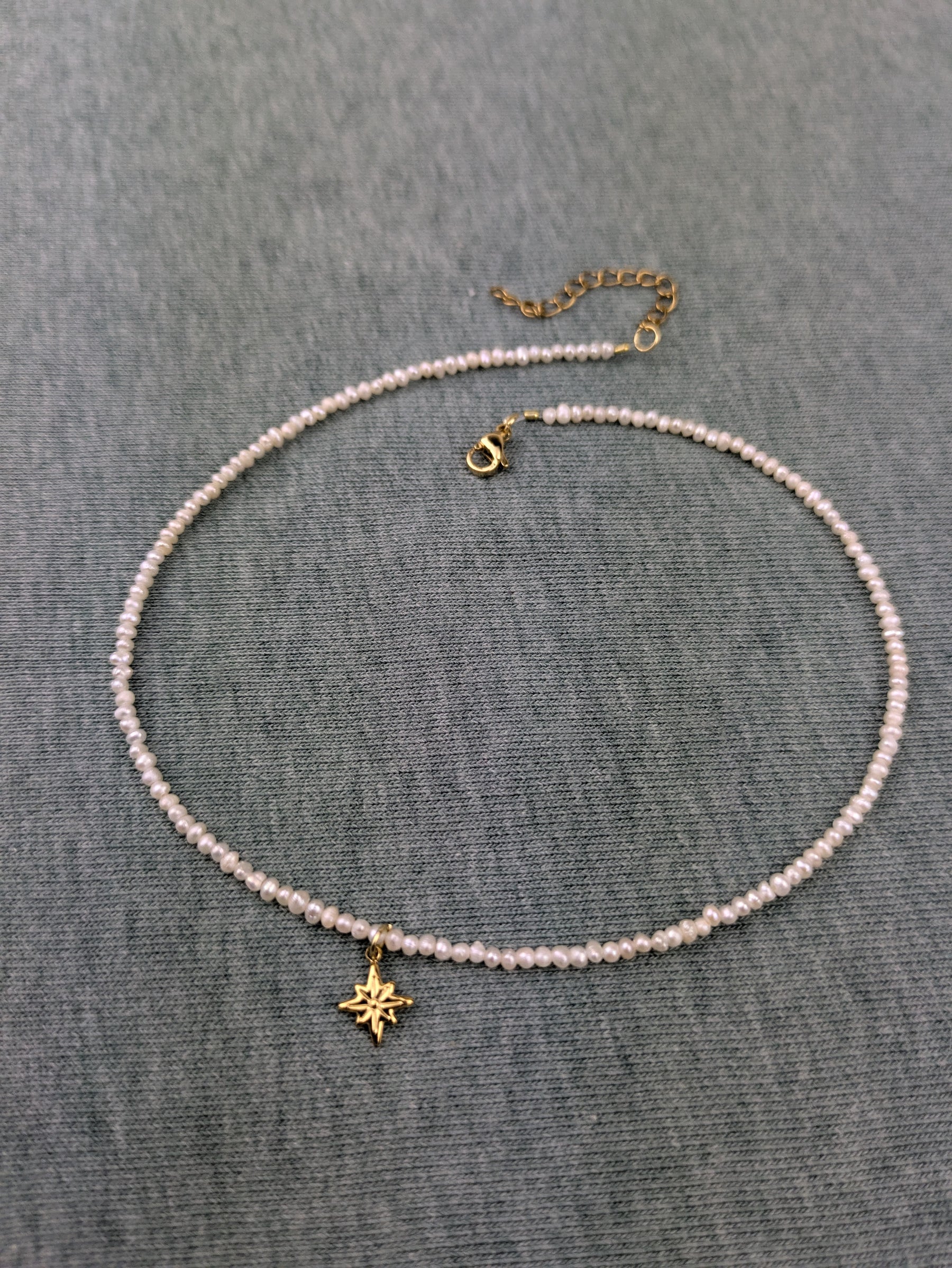 Boho Süßwasserperlen Kette Klasse 5A 24 Karat vergoldet • Amira • Halskette mit Goldornament