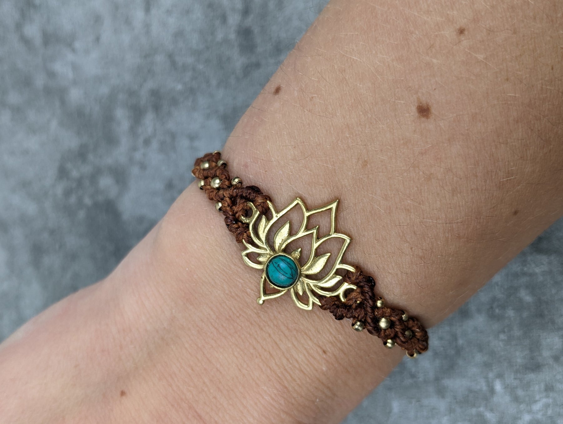 makramee armband mit großer lotusblüte im boho stil., personalisiert in vielen farben. edles Mesisngarmband mit edelsteinperle
