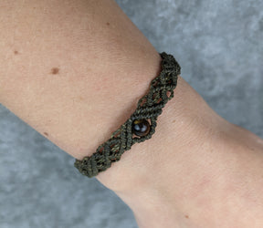 schlichtes makramee armband mit einer edelsteinperle. armband mit geburtsstein für damen und herren