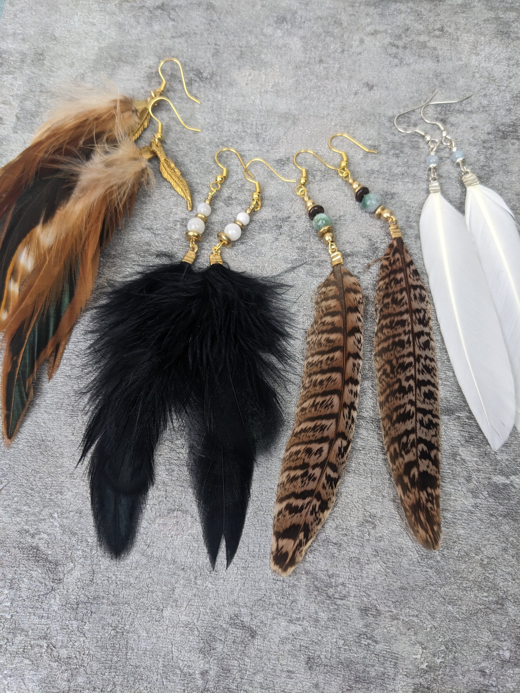 Feder Schmuck Hänge Ohrringe mit Edelsteinperle oder Muschel im