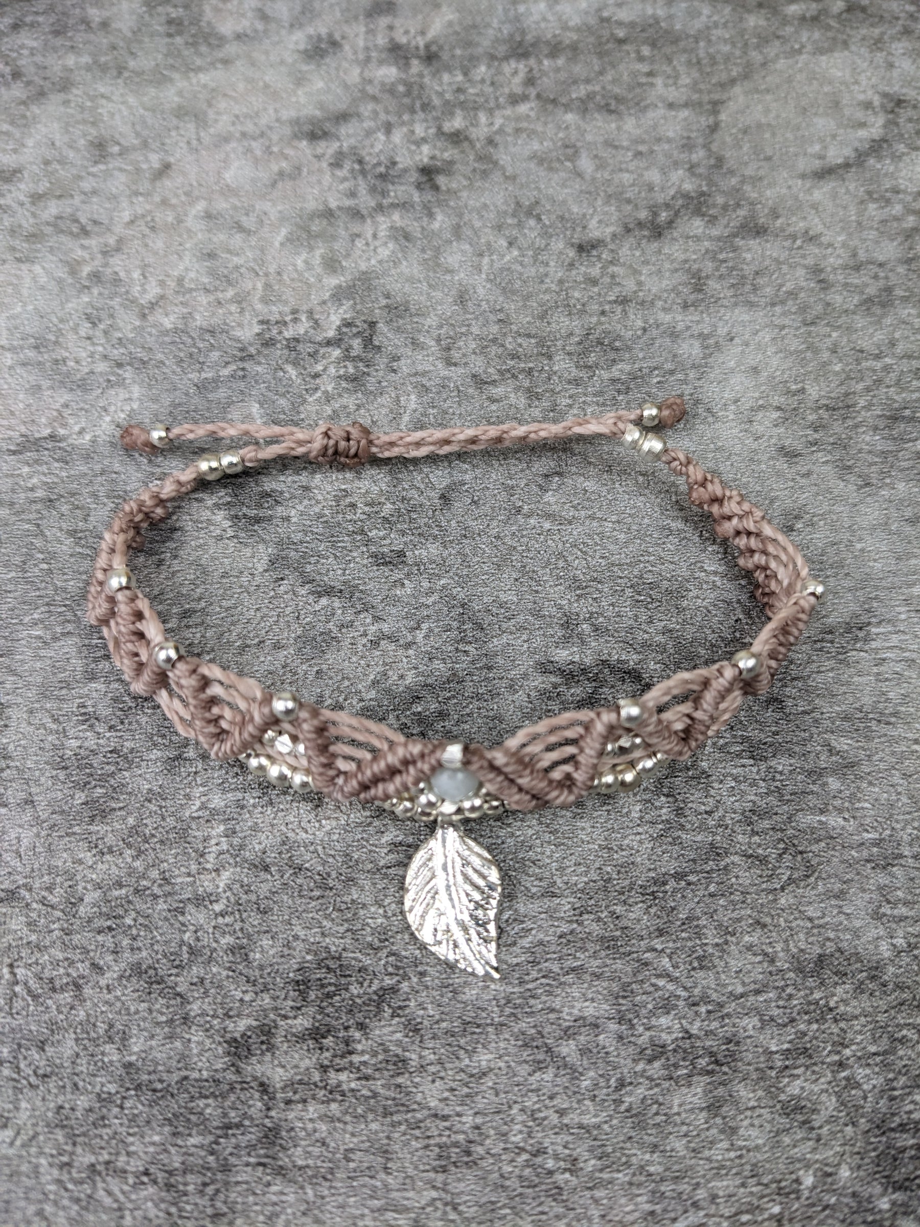 gipsy makramee armband mit edelsteinperle und messingperlen. personalisiertes geschenk für die beste freundin