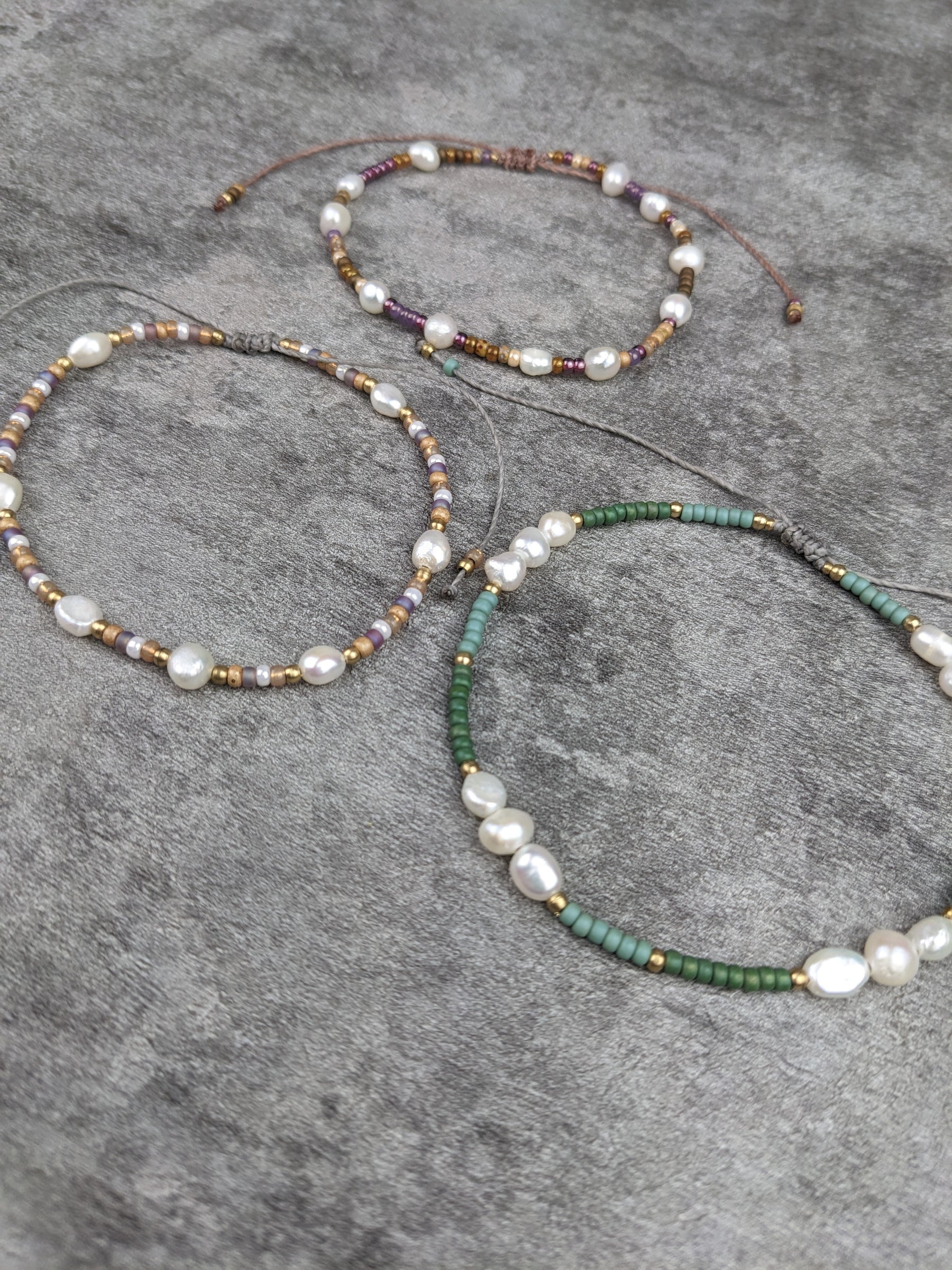 verspieltes süßwasser perlen armband mit bunten glasperlen im bohemian style