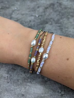 buntes Süßwasserperlen Armband mit Glasperlen. minimalisitsches Rocailles armband im Strand look