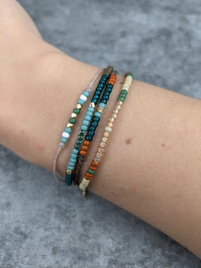 personalisiertes rocailles armband mit bunten glasperlen im ethno look