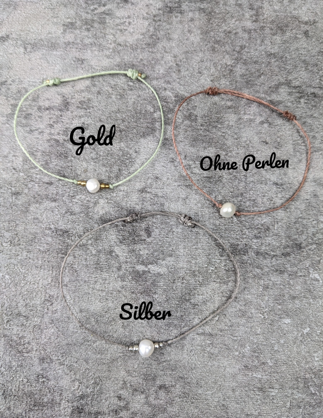 zartes minimalistisches boho süßwasserperlen armband mit kleinen messingperlen