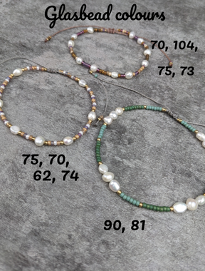 verspieltes süßwasser perlen armband mit bunten glasperlen im bohemian style