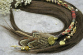 makramee feder hairwrap mit roten lederbändern, messingspiralen und braunen hahenfedern, zum einclippen oder mit dreadschlaufe