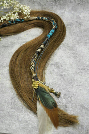 makramee feder hairwrap mit hahnenfedern und goldenen messinganteilen in türkis braun tönen