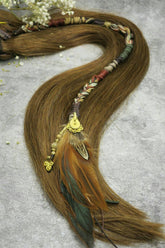 Makramee hippie Federhaarschmuck mit hahnenfedern und goldenen messinganteilen in erd und grüntönen mit violetten federn und muscheln