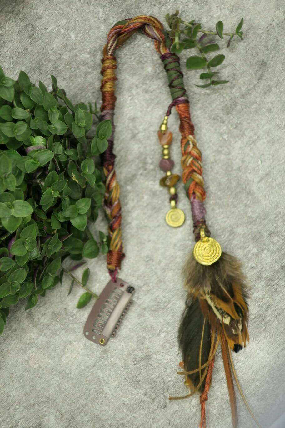 Makramee hippie Federhaarschmuck mit hahnenfedern und goldenen messinganteilen in erd und grüntönen mit violetten federn und muscheln