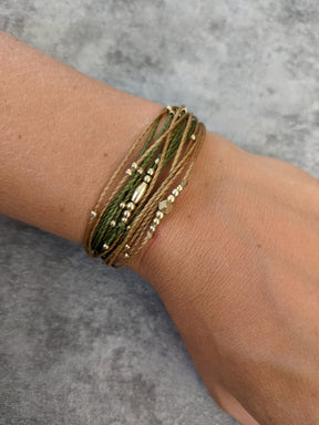 verspieltes boho armband mit goldenen messingperlen in verschiedenen farben