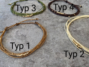 verspieltes boho armband mit goldenen messingperlen in verschiedenen farben