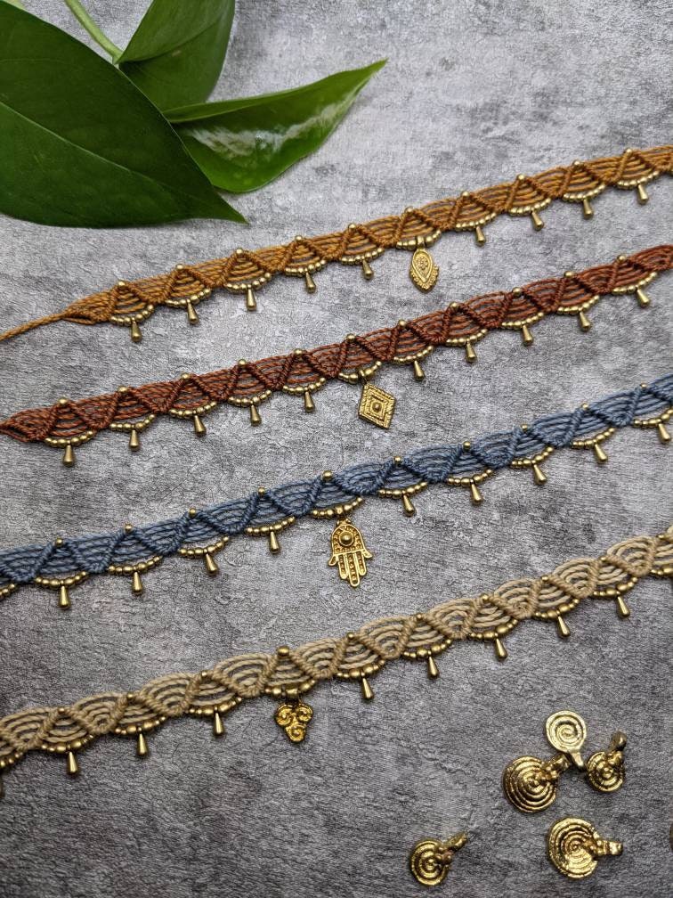 makramee Oberarmband mit kleinen goldenen Messingtropfen und kleinem orientalischen ornament im indian style