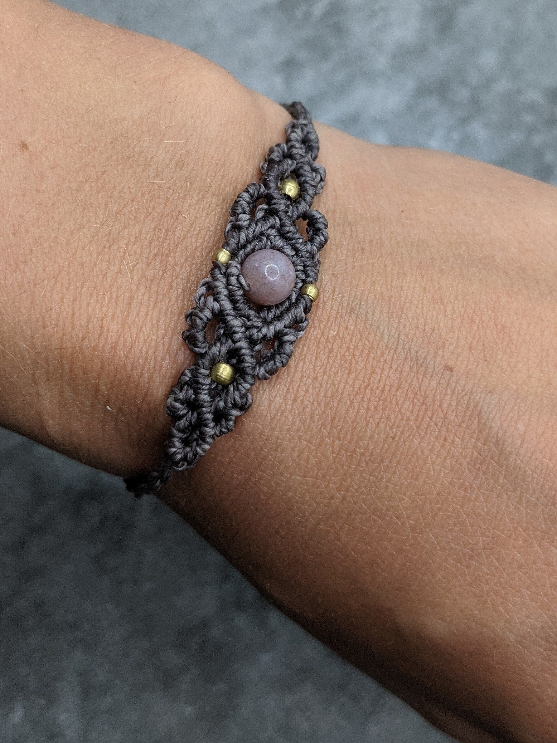 Makramee Armband mit Edelsteinperle im romantischen look und erdtönen