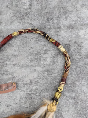 makramee feder hairwrap mit hahnenfedern und goldenen messinganteilen in rot braun tönen