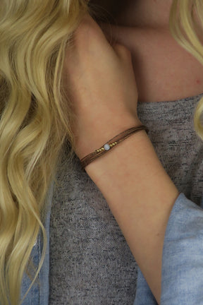 zartes edelstein heilstein armband mit mondstein und goldenen messingperlen sehr minimalistisch und braunem nylongarn